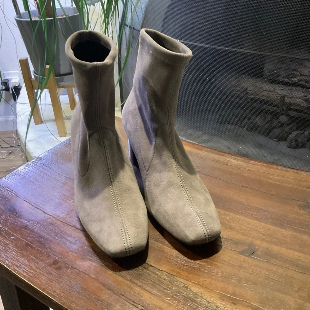 LK Bennett Amira Gray Stretch Suede Ankle Boots Warm Gray size US 6.5/EU 37
